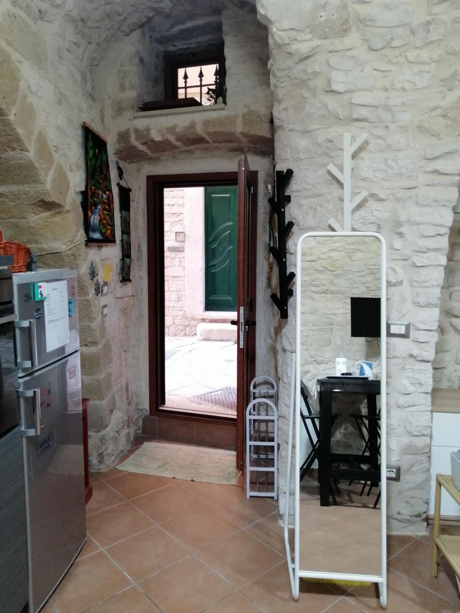 ג'ובינאצו Unique White Stone Studio מראה חיצוני תמונה
